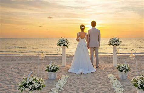 Coppia che celebra un matrimonio su una spiaggia greca al tramonto