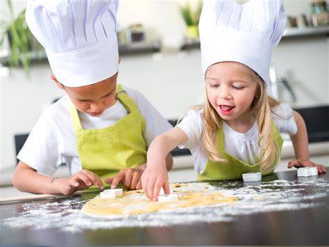 Ragazze che fanno un corso di cucina
