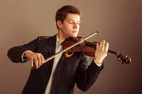 Violinista che suona musica classica
