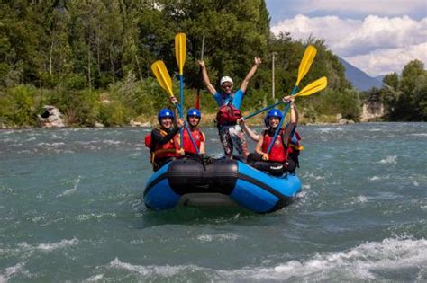 Gruppo di amici che fa rafting