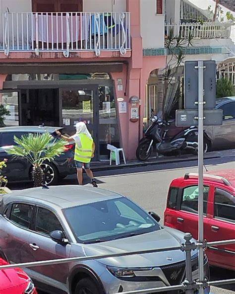 Ragazzi che fanno go-kart