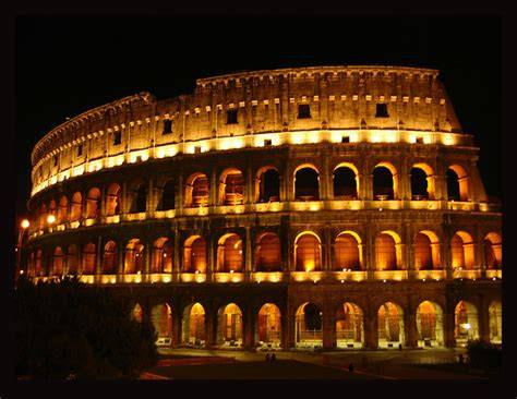 Colosseo di Roma illuminato di notte