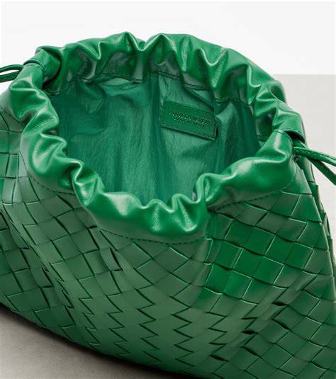 Dettaglio intrecciato su pochette in pelle