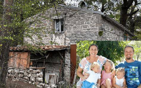 Famiglia che dialoga con un sacerdote