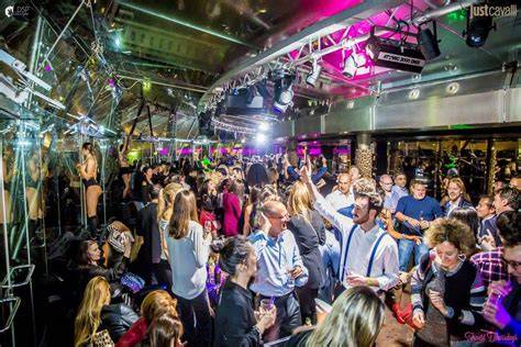 Interno del locale Just Cavalli Milano con design distintivo