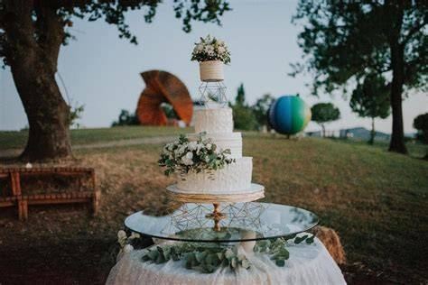 decorazioni torta nuziale con dettagli gialli