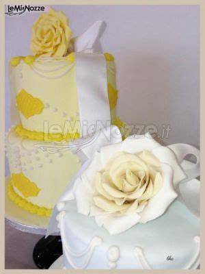 torta nuziale gialla stile moderno