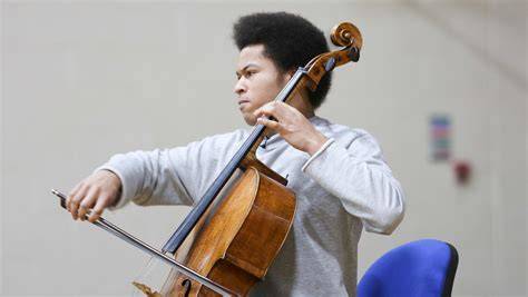 Sheku Kanneh-Mason con il suo violoncello