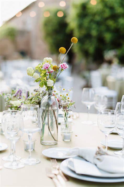 Centrotavola con fiori di campo e candelabri in argento