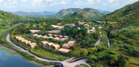 Vista panoramica del Taj Aravali Resort & Spa con le colline degli Aravali sullo sfondo