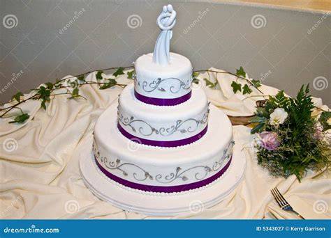 Torta nuziale bianca con decorazioni viola
