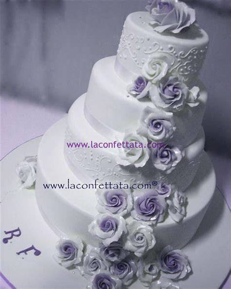 Torta nuziale bianca con fiori blu e viola