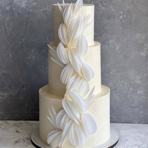 Torta nuziale bianca con nastro viola