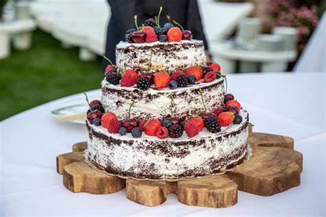 torta nuziale a tre piani decorata con frutta