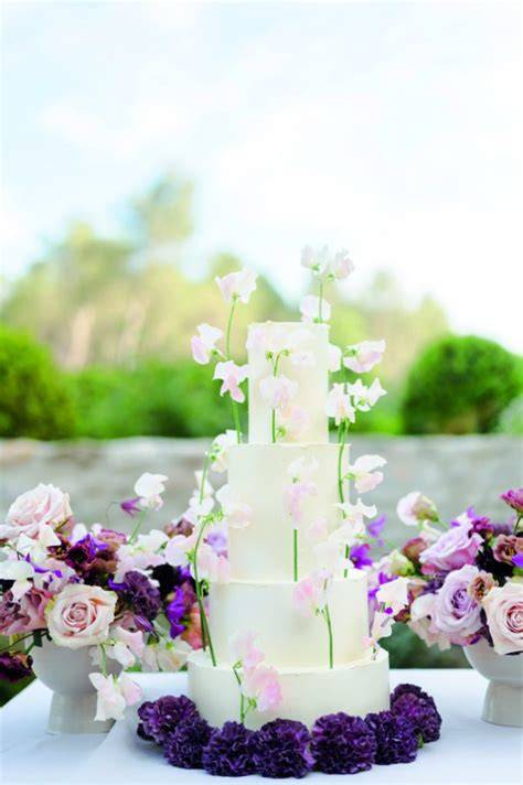composizione floreale su torta nuziale