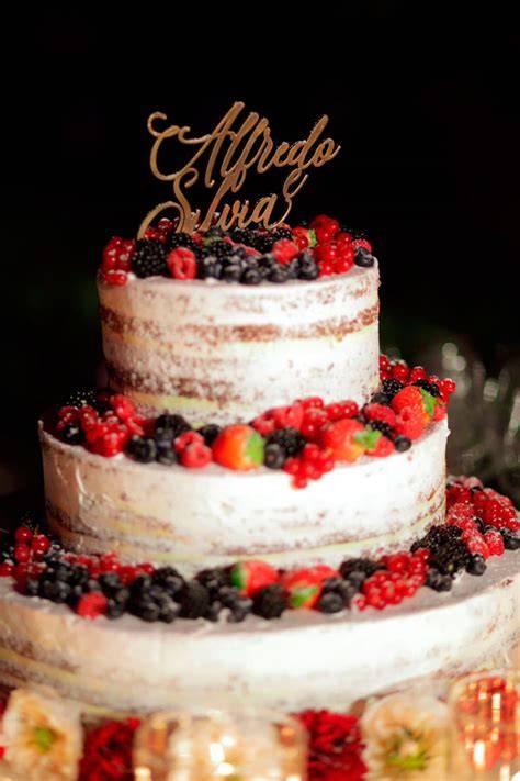 torta nuziale naked con frutta e fiori