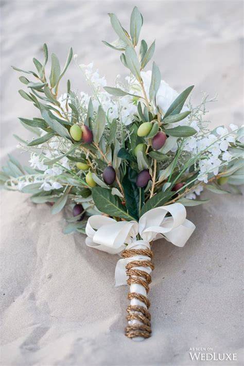 Bouquet matrimonio tema ulivo con rose e foglie