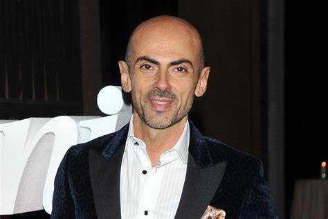 Enzo Miccio in un elegante abito