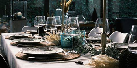 Immagine di una tavola elegantemente apparecchiata per una cena conviviale