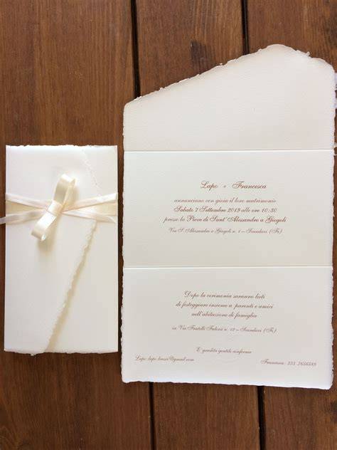 Diverse opzioni di design per partecipazioni di matrimonio