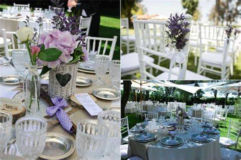Invito di matrimonio in stile shabby chic con dettagli floreali e nastro
