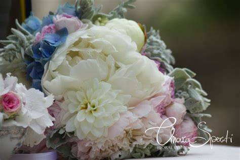 Composizione floreale in stile shabby chic con peonie e rose