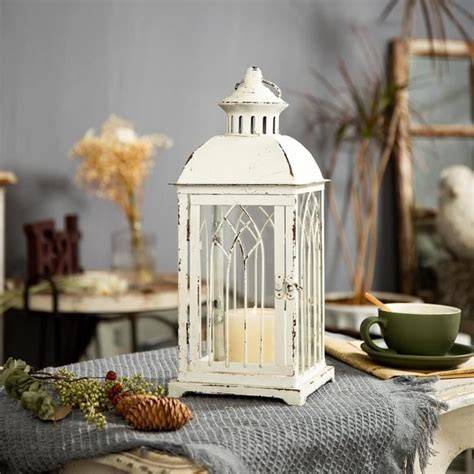 Elementi decorativi in stile shabby chic: lanterne, brocche e tazze vintage