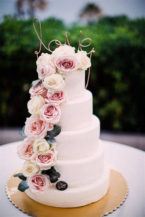 Esempio di torta nuziale a piani con decorazioni floreali