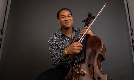 Sheku Kanneh-Mason mentre suona il violoncello
