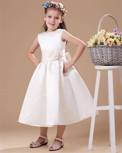 Bambina in abito da damigella con fiori