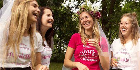 Ragazze che indossano magliette personalizzate per addio al nubilato