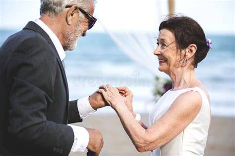 Coppia che si sposa in spiaggia