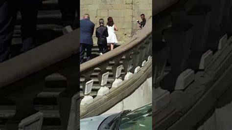 Immagine di una sposa accompagnata dal padre verso l'altare