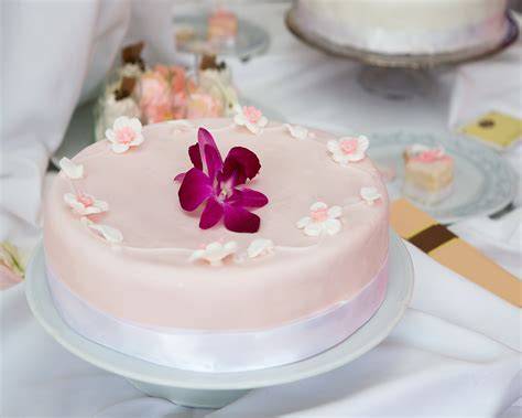 Torta nuziale minimalista a un piano con decorazioni floreali discrete