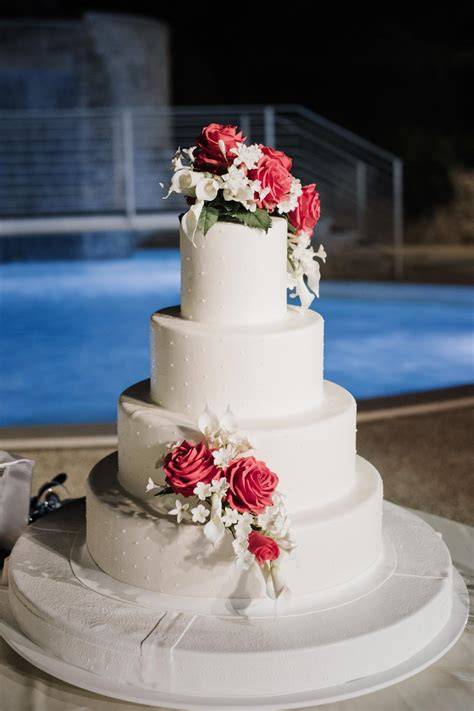 Composizione di torte nuziali a un piano con diverse decorazioni: frutta, fiori, glassa