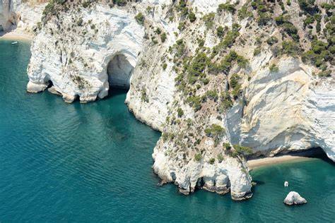 Vista panoramica di Baia delle Zagare con le sue scogliere e il mare cristallino