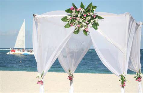 Immagine suggestiva di una cerimonia nuziale sulla spiaggia di Baia delle Zagare