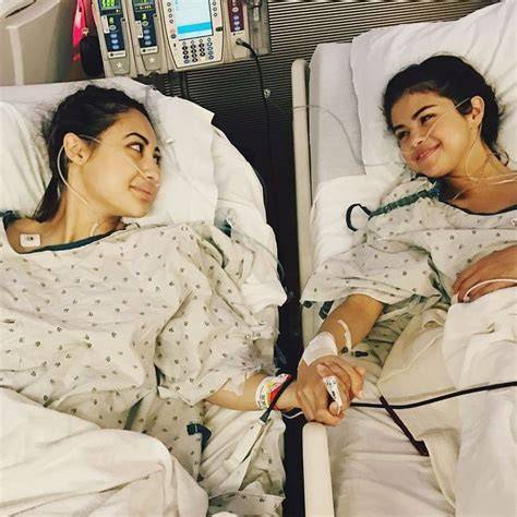 Selena Gomez e Francia Raisa mano nella mano in ospedale