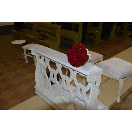Vari tipi di inginocchiatoi per matrimoni in legno, plexiglass e oro con pouf coordinati