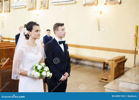 sposo che attende la sposa all'altare