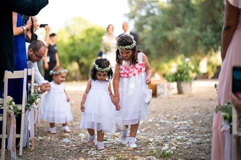 bambini con cuscino delle fedi e cestino di petali