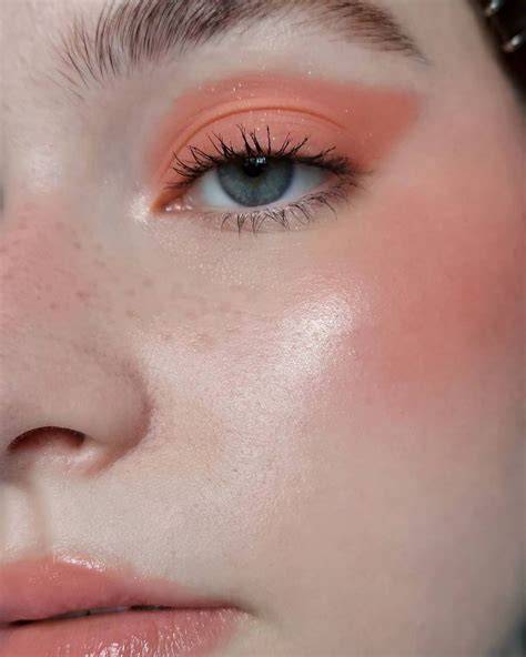 Esempio di trucco monocromatico rosa caldo