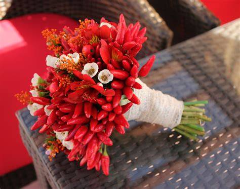 Schema di composizione per bouquet da sposa con peperoncini e fiori