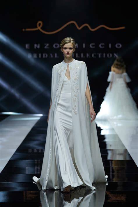 Modelli di abiti da sposa Enzo Miccio con dettagli di pizzo e ricamo