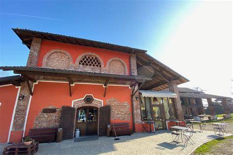 Interni della sala ristorante ristrutturata di Cascina Selva
