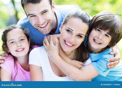 Famiglia che si abbraccia