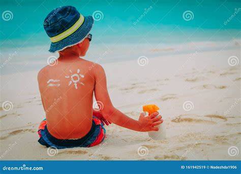 Bambino in spiaggia con protezione solare