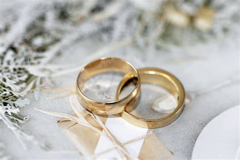 Coppia che scrive promesse di matrimonio