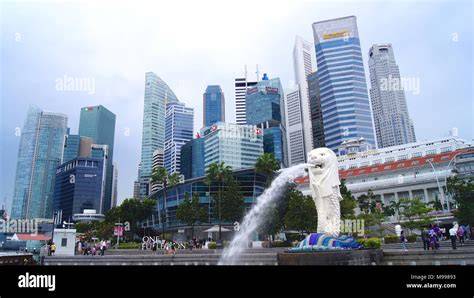 Skyline di Singapore con il Merlion