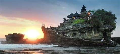 Tempio di Tanah Lot al tramonto